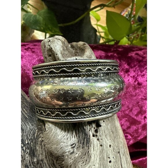 Vintage Star-Patterned Silver-Tone Cuff Bracelet With Intricate Detailing - Picture 1 of 4